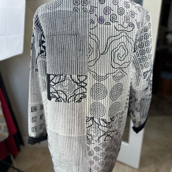 Harshita size Med black & white Quilted silk‎ geometrical design jacket - Picture 9 of 16